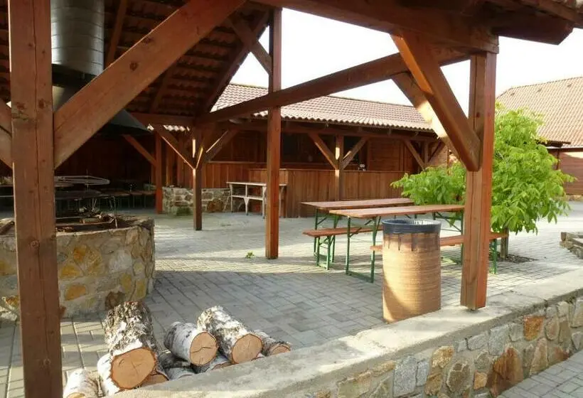 ベーシックルーム, Restaurace Vráž