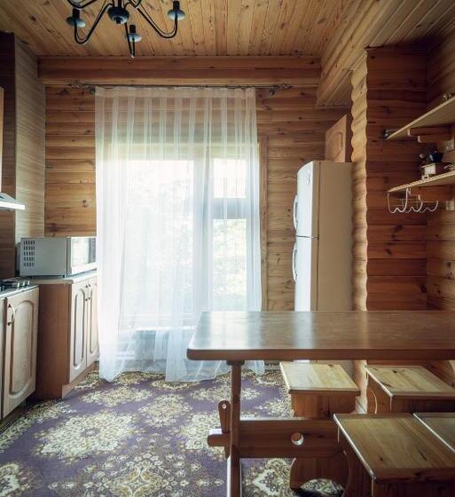 اتاق خانوادگی, Borovoe Country Club