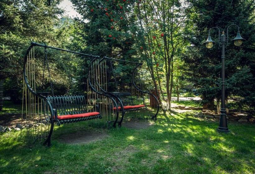 اتاق خانوادگی, Borovoe Country Club