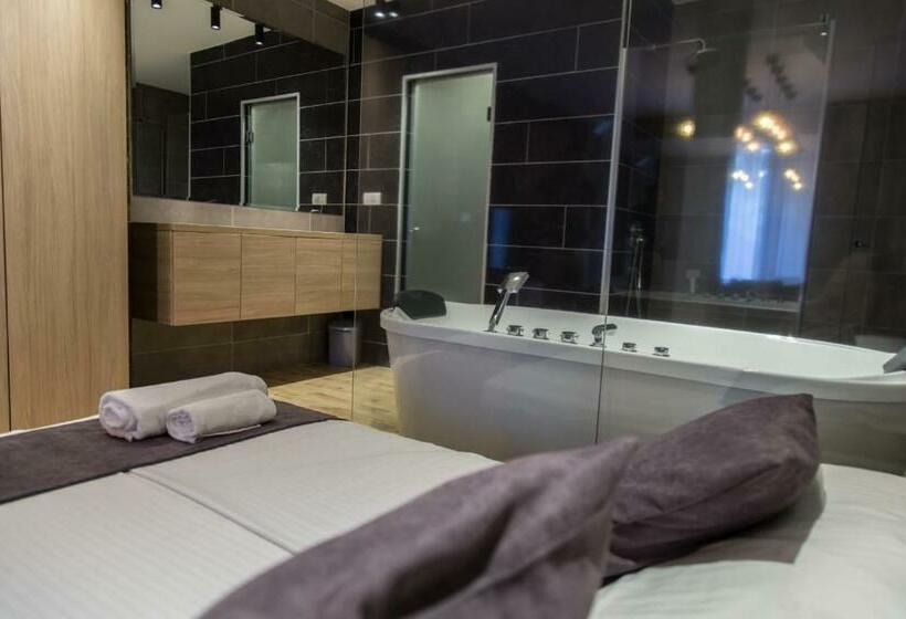 اتاق لوکس با وان آب گرم, Empire Luxury Apartments