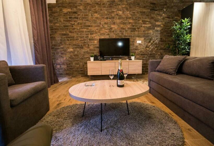 اتاق لوکس با وان آب گرم, Empire Luxury Apartments