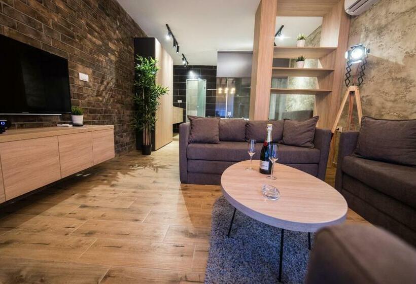 اتاق لوکس با وان آب گرم, Empire Luxury Apartments