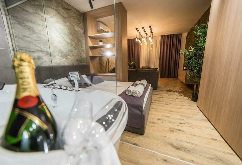 اتاق لوکس با وان آب گرم, Empire Luxury Apartments