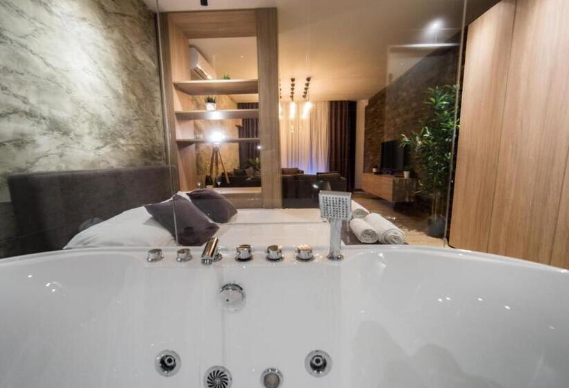 اتاق لوکس با وان آب گرم, Empire Luxury Apartments