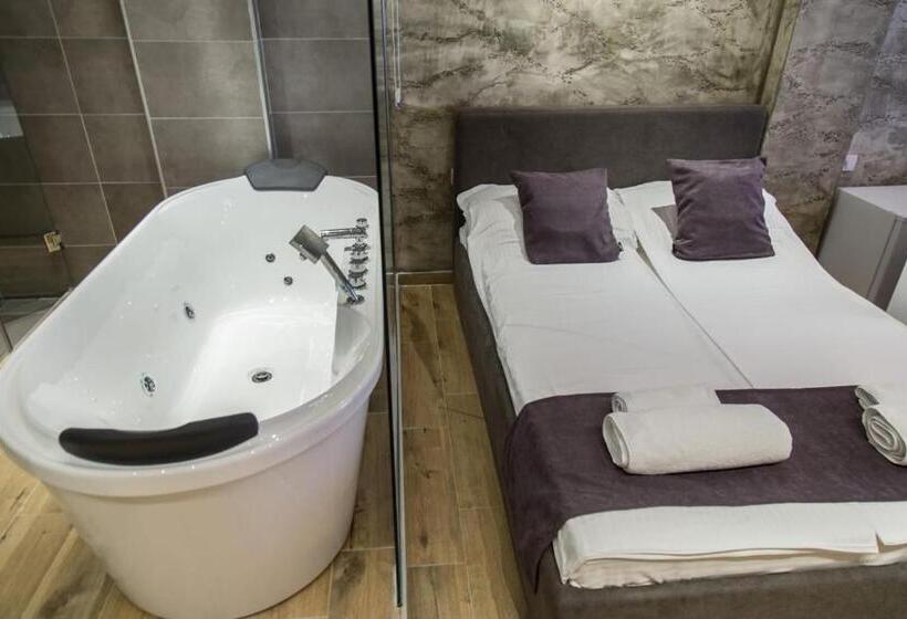 اتاق لوکس با وان آب گرم, Empire Luxury Apartments