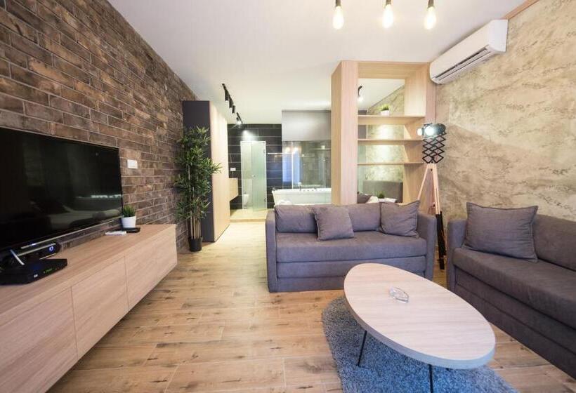 اتاق لوکس با وان آب گرم, Empire Luxury Apartments