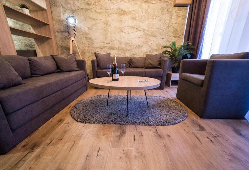 اتاق لوکس با وان آب گرم, Empire Luxury Apartments