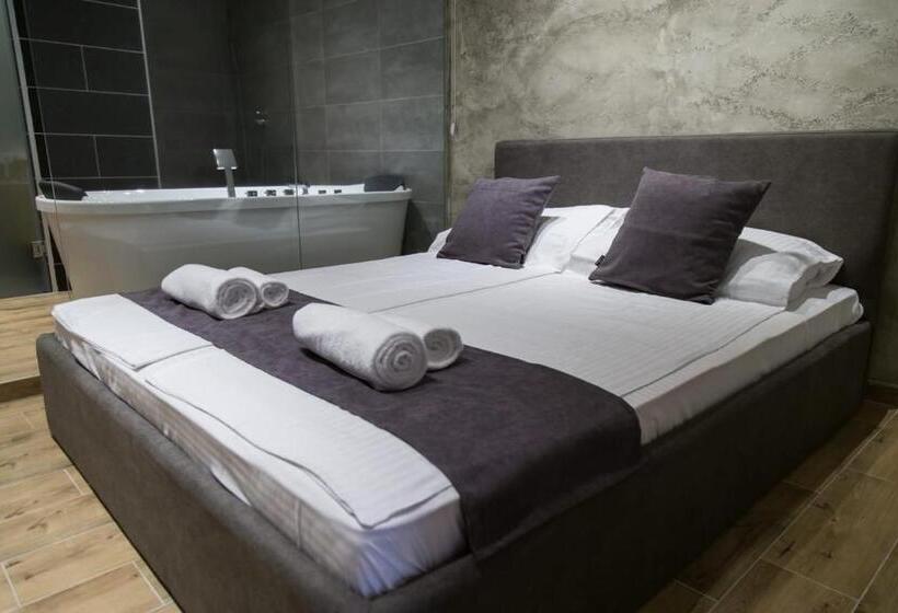 اتاق لوکس با وان آب گرم, Empire Luxury Apartments
