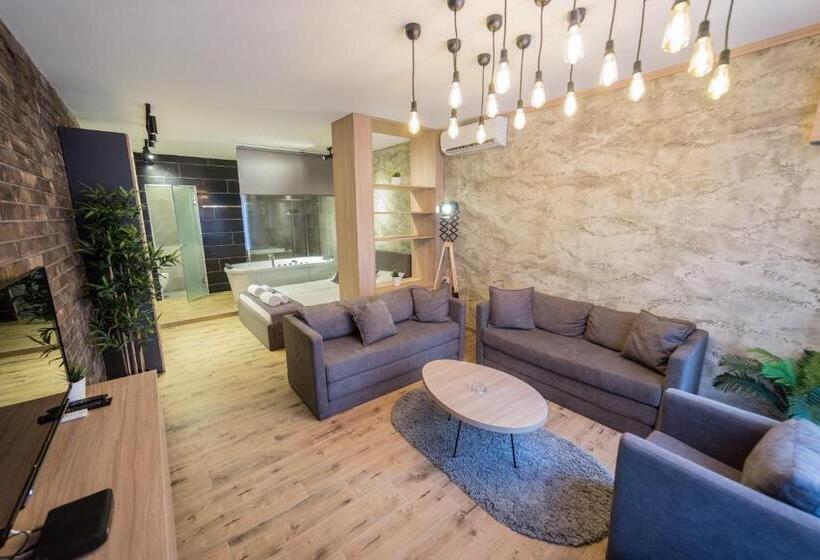 اتاق لوکس با وان آب گرم, Empire Luxury Apartments