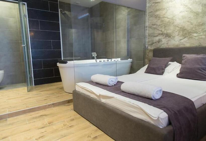 اتاق لوکس با وان آب گرم, Empire Luxury Apartments