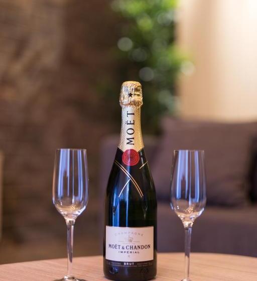 اتاق لوکس با وان آب گرم, Empire Luxury Apartments