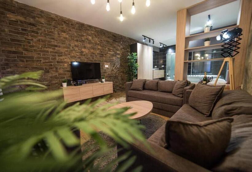 سوئیت با وان آب گرم, Empire Luxury Apartments