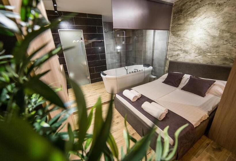 سوئیت با وان آب گرم, Empire Luxury Apartments