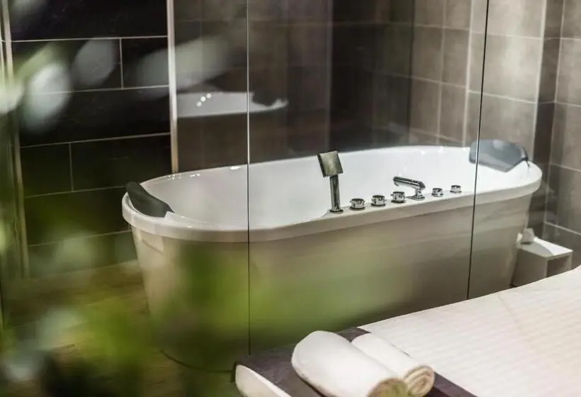 سوئیت با وان آب گرم, Empire Luxury Apartments