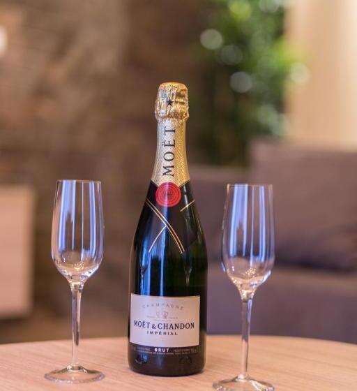 سوئیت با وان آب گرم, Empire Luxury Apartments