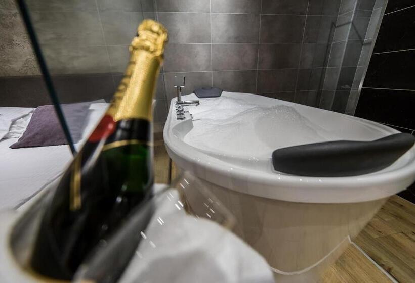 سوئیت با وان آب گرم, Empire Luxury Apartments