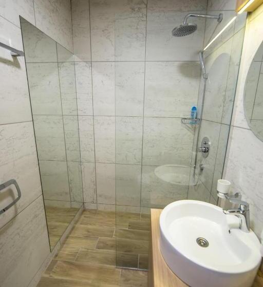 اتاق استاندارد با بالکن, Empire Luxury Apartments