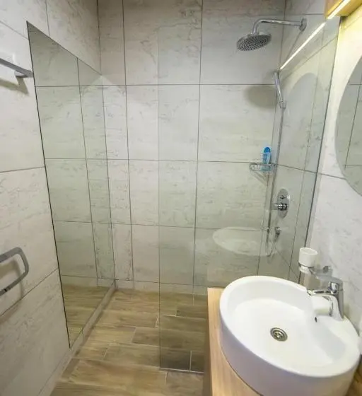 اتاق استاندارد با بالکن, Empire Luxury Apartments