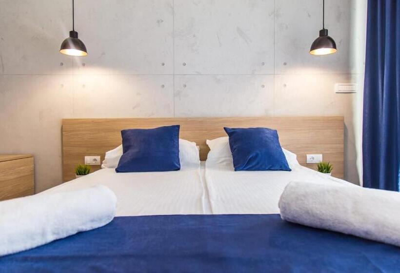 اتاق استاندارد با بالکن, Empire Luxury Apartments