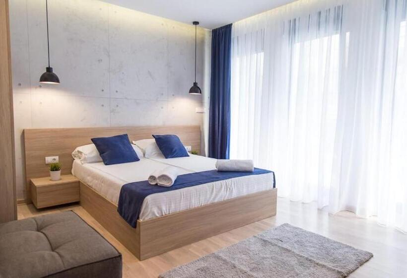 اتاق استاندارد با بالکن, Empire Luxury Apartments