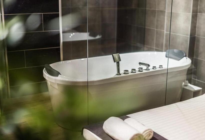 اتاق لوکس با وان آب گرم, Empire Luxury Apartments