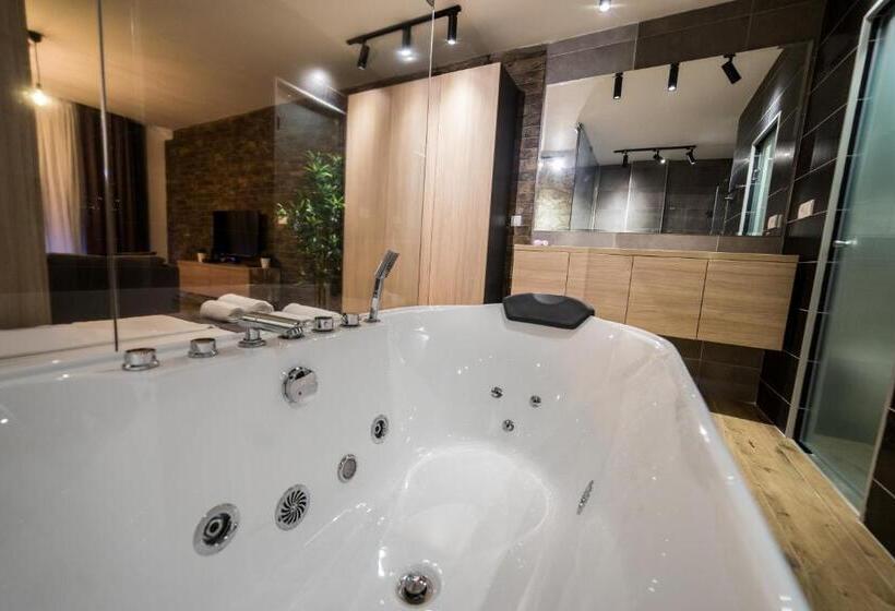 اتاق لوکس با وان آب گرم, Empire Luxury Apartments
