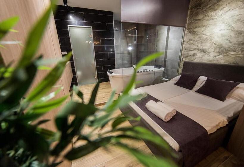 اتاق لوکس با وان آب گرم, Empire Luxury Apartments