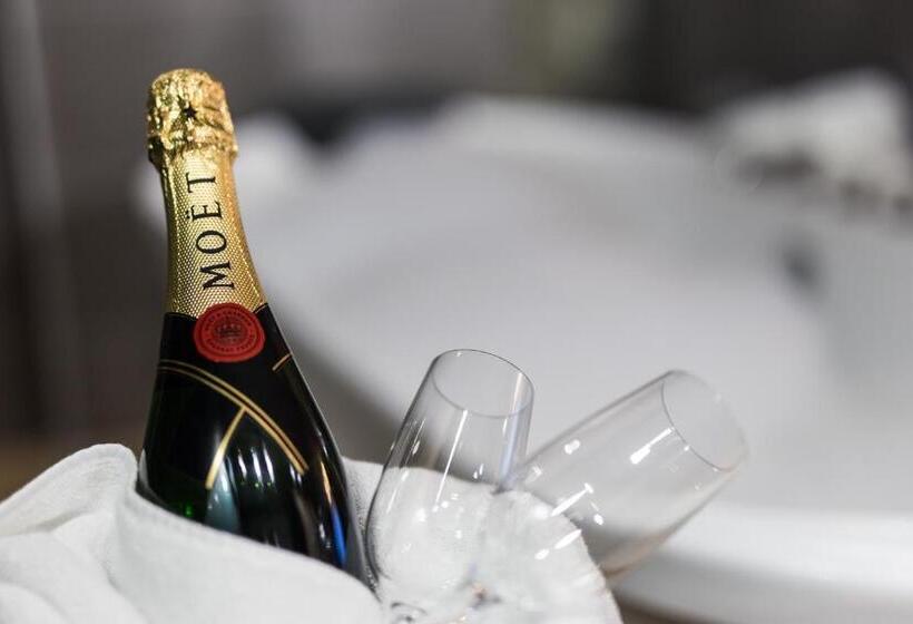 اتاق لوکس با وان آب گرم, Empire Luxury Apartments