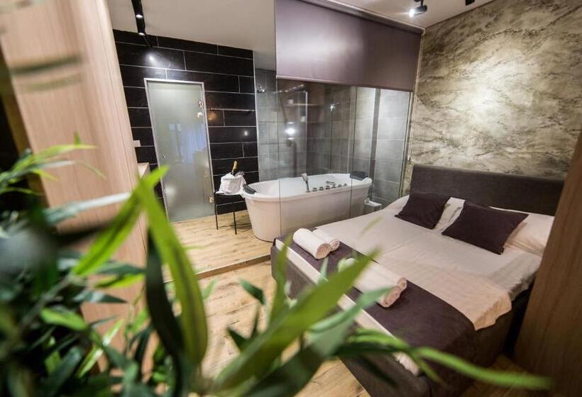 اتاق لوکس با وان آب گرم, Empire Luxury Apartments