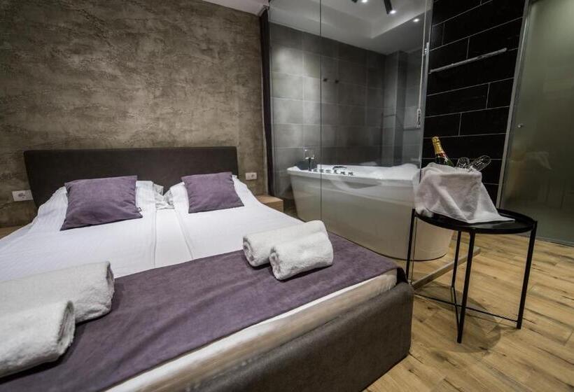 سوئیت با وان آب گرم, Empire Luxury Apartments