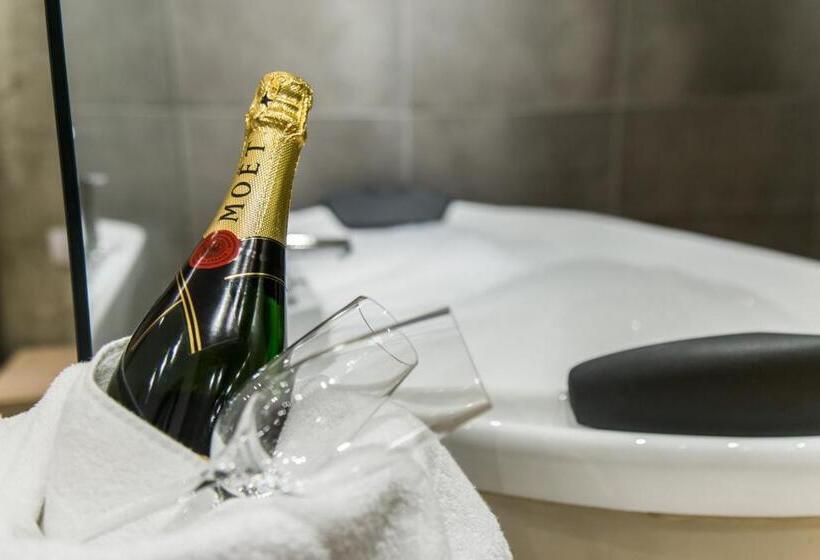 سوئیت با وان آب گرم, Empire Luxury Apartments