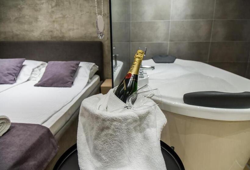 سوئیت با وان آب گرم, Empire Luxury Apartments