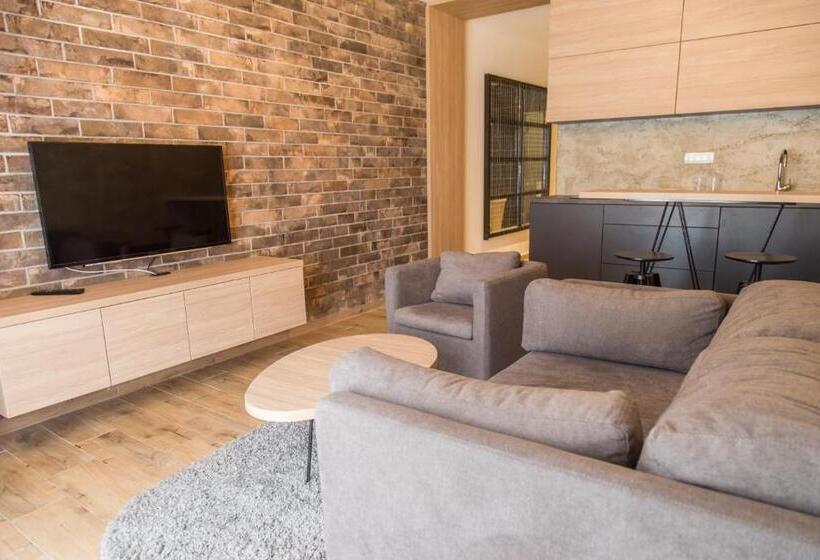 سوئیت با وان آب گرم, Empire Luxury Apartments
