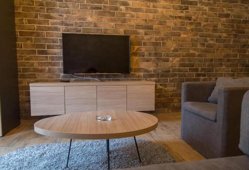 سوئیت با وان آب گرم, Empire Luxury Apartments