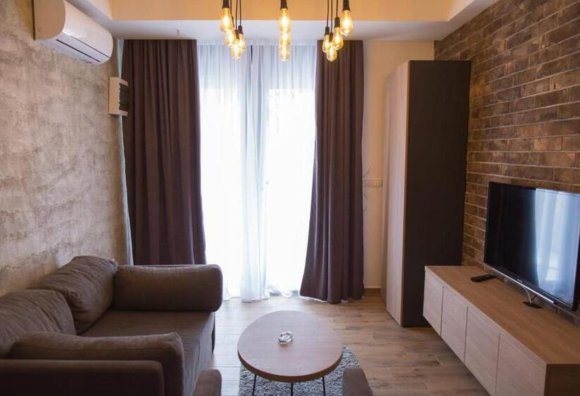 سوئیت با وان آب گرم, Empire Luxury Apartments