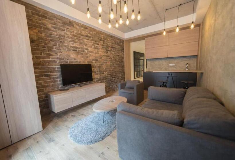 سوئیت با وان آب گرم, Empire Luxury Apartments