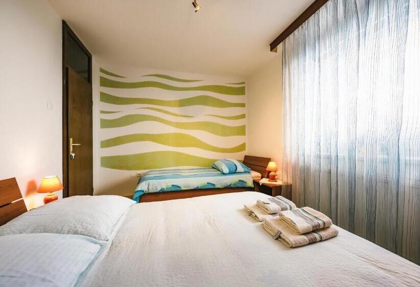 اتاق سه‌نفرۀ استاندارد با سرویس بهداشتی بیرون از اتاق, Guesthouse Sobe Silva
