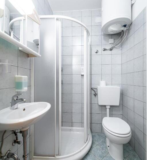 اتاق سه‌نفرۀ استاندارد با سرویس بهداشتی بیرون از اتاق, Guesthouse Sobe Silva