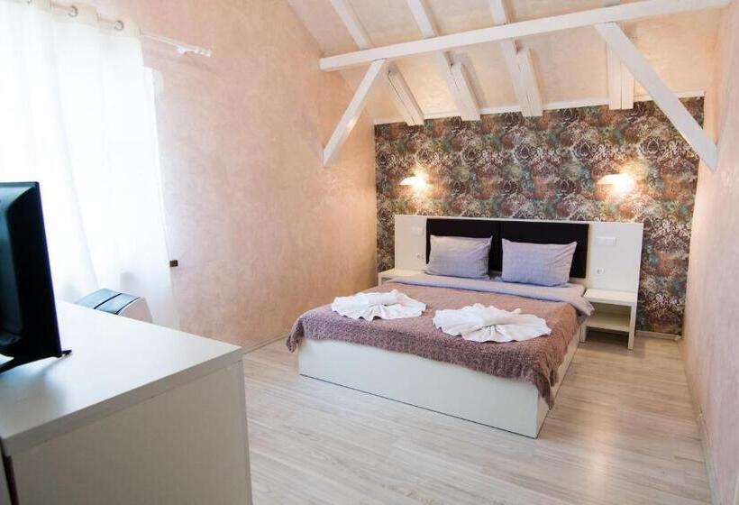 レイクビュースタンダードルーム, Pensiunea Danubiu