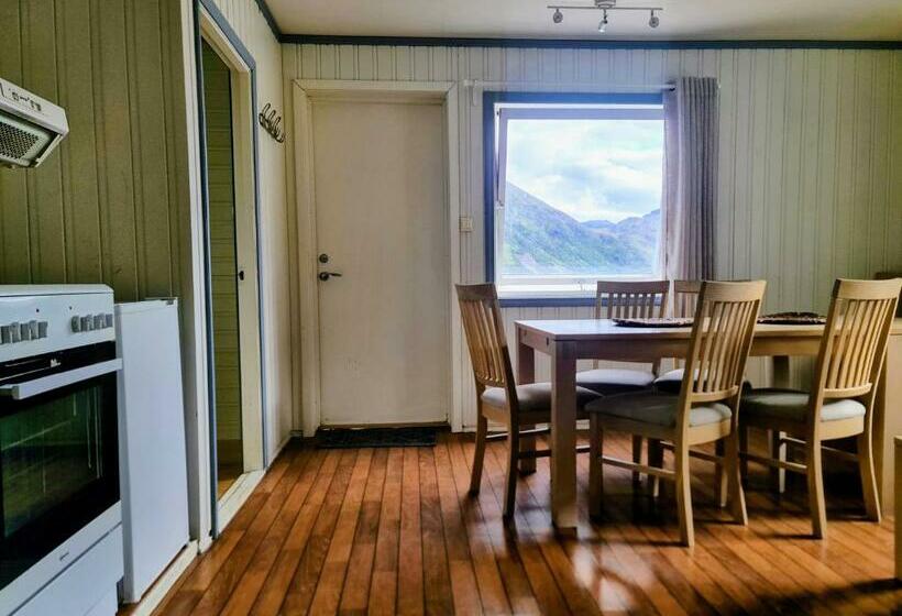 Апартаменты 2 Спальни, Lydersen Rorbuer Hostel And Apartments Kvalvika And Rytten