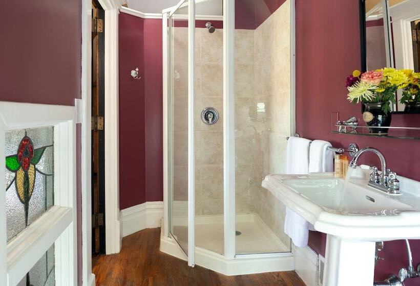 غرفة قياسية, Castle In The Country