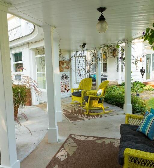 جناح سوبيريور, Oak Park Inn