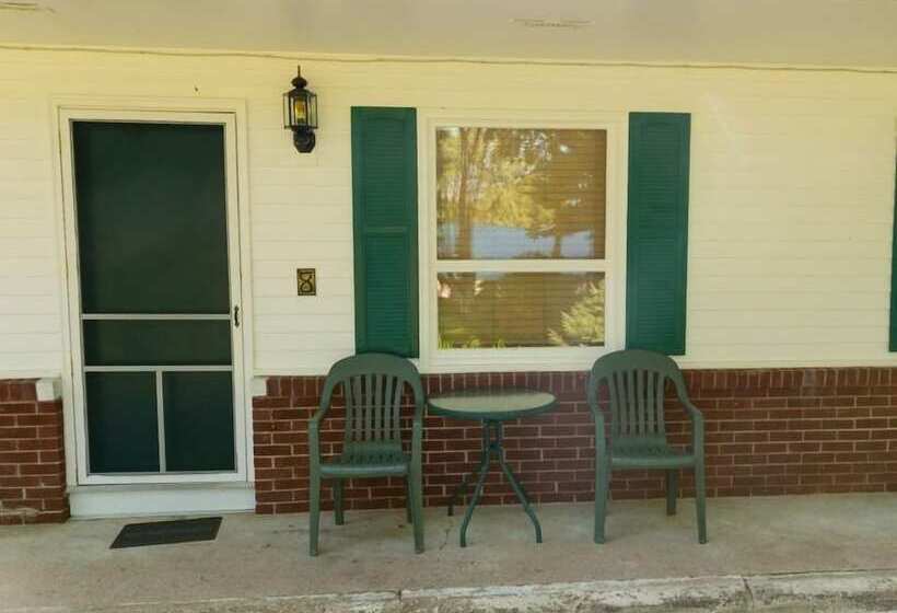 غرفة قياسية رباعية, Oak Park Inn