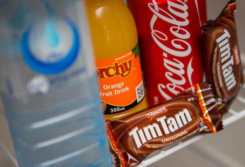 패밀리 룸, Downs Motel