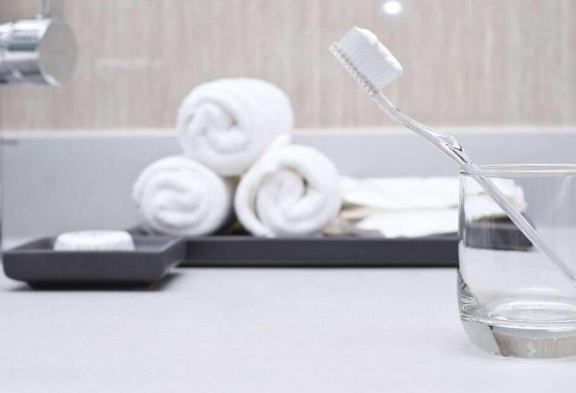 غرفة قياسية سرير كينج, Francis