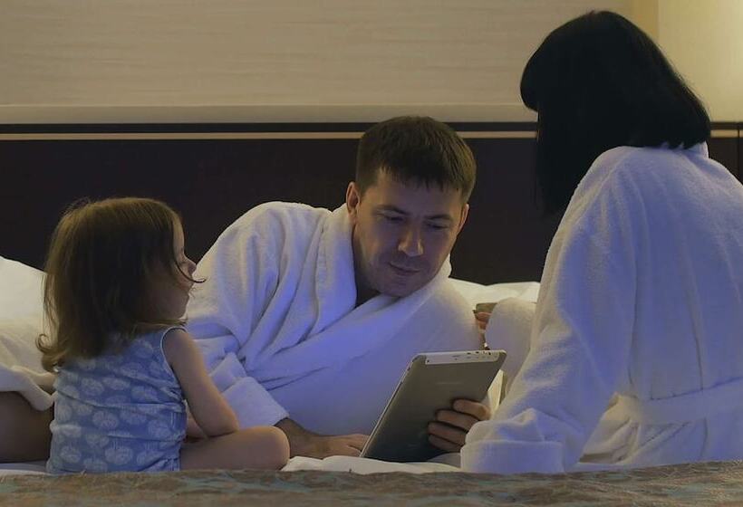 غرفه قياسيه سريرين مزدوجين, Francis