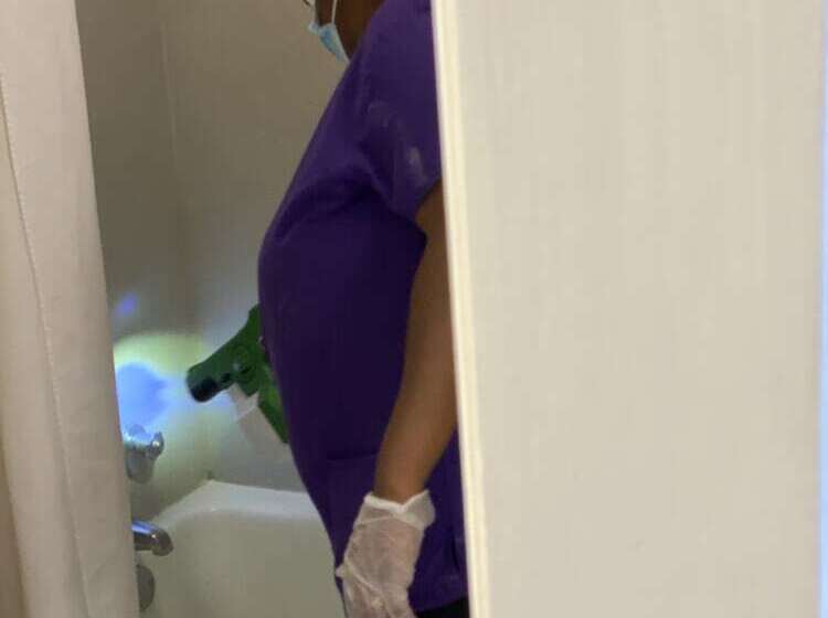 غرفه قياسيه سريرين مزدوجين, Francis