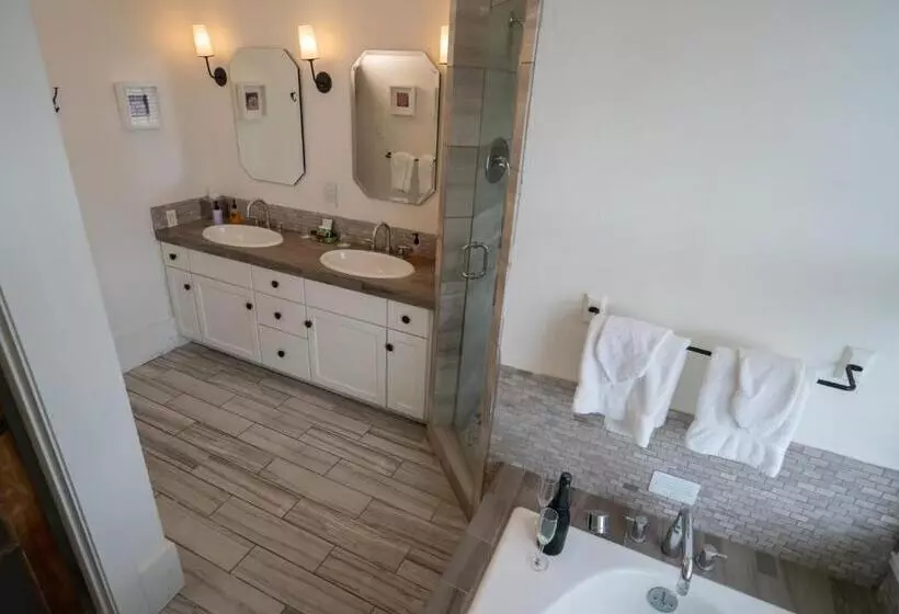 キングサイズベッドのデラックスルーム, Sage Hill Inn & Spa