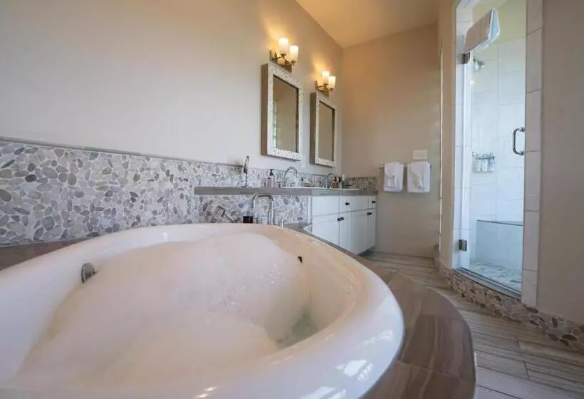 キングサイズベッドのデラックスルーム, Sage Hill Inn & Spa