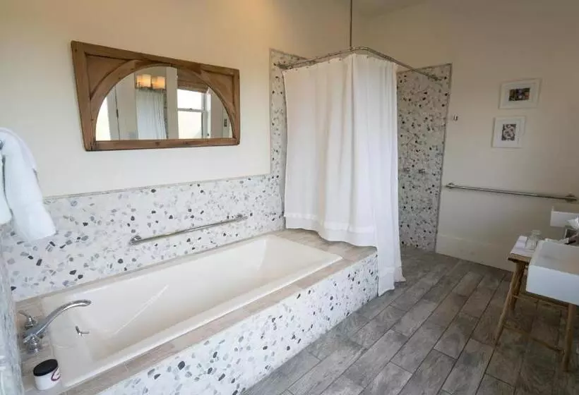 身障者適用キングサイズベッドルーム, Sage Hill Inn & Spa